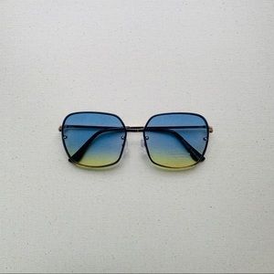 ‘Rih’ sunglasses in BLÜE😱